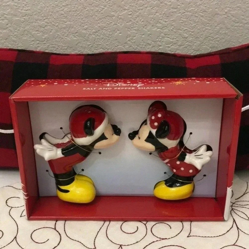 NEW Disney Kissing Mickey Mouse & Minnie Sculpted Ceramic Salt & Pepper Shakers